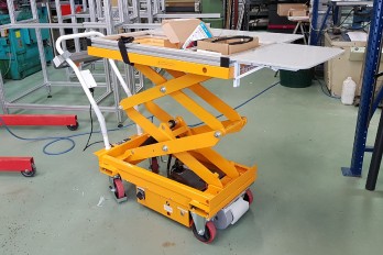 Chariot industriel avec plateau élévateur équipé d’une roue ez-Wheel AWD® 150