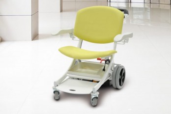 Chaise de transfert de patient équipée d’une roue électrique ez-Wheel AWD® 160.