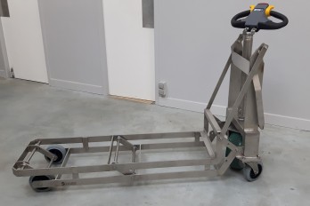 Drum trolley operating safely in food processing industry thanks to the non-slipe tyre of the electric wheel ez-Wheel®.