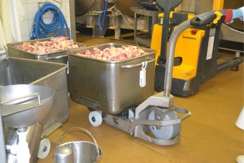 Tireur/pousseur agroalimentaire équipé d’une roue électrique ez Wheel® Série 300F